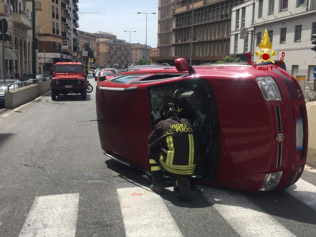 Automobilista perde il controllo dell'auto e si ribalta: è grave