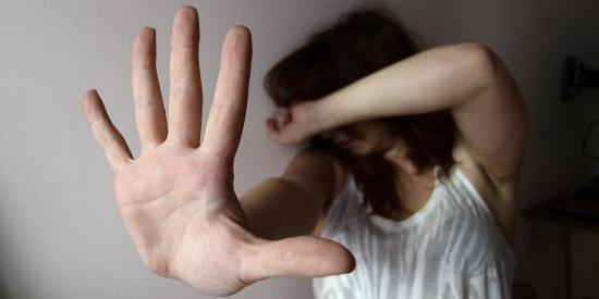 Picchia la fidanzata incinta e la rinchiude in casa: arrestato un marocchino  