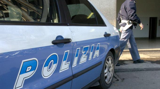 Scene da film in Albaro: giovane in scooter semina il panico sul marciapiede