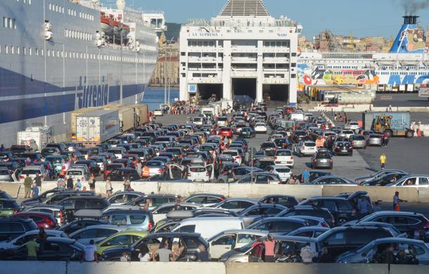 Maxi esodo, traffico in tilt a Genova. Sabato attenzione al 'bollino nero'