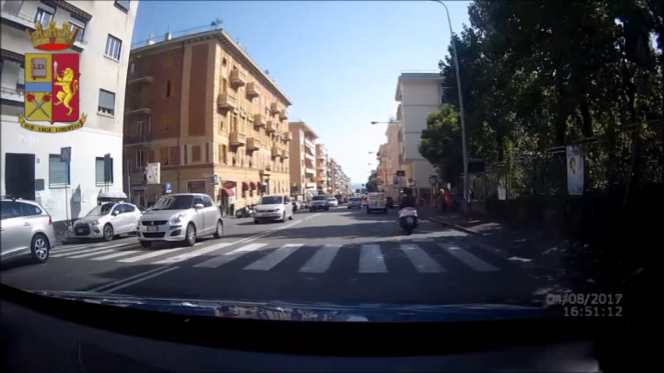 Semina il panico in scooter a Genova, ecco il video del folle inseguimento