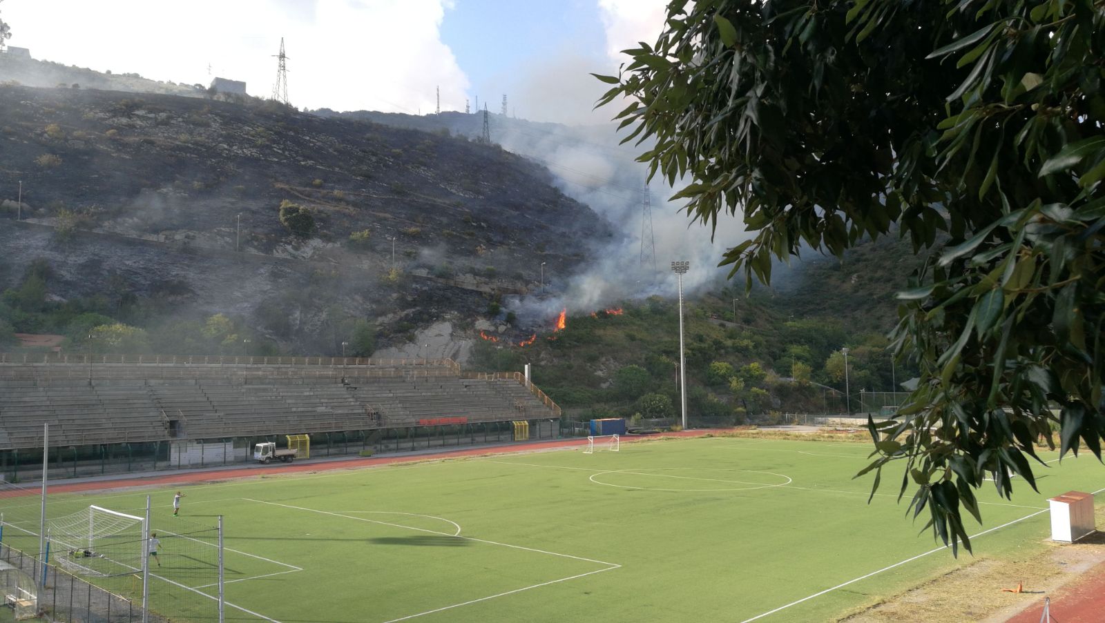 Incendio al Lagaccio vicino alle case: fiamme partite da rifiuti ingombranti