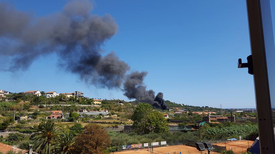 Toirano: incendio in un deposito di rifiuti, fiamme vicino al metanodotto