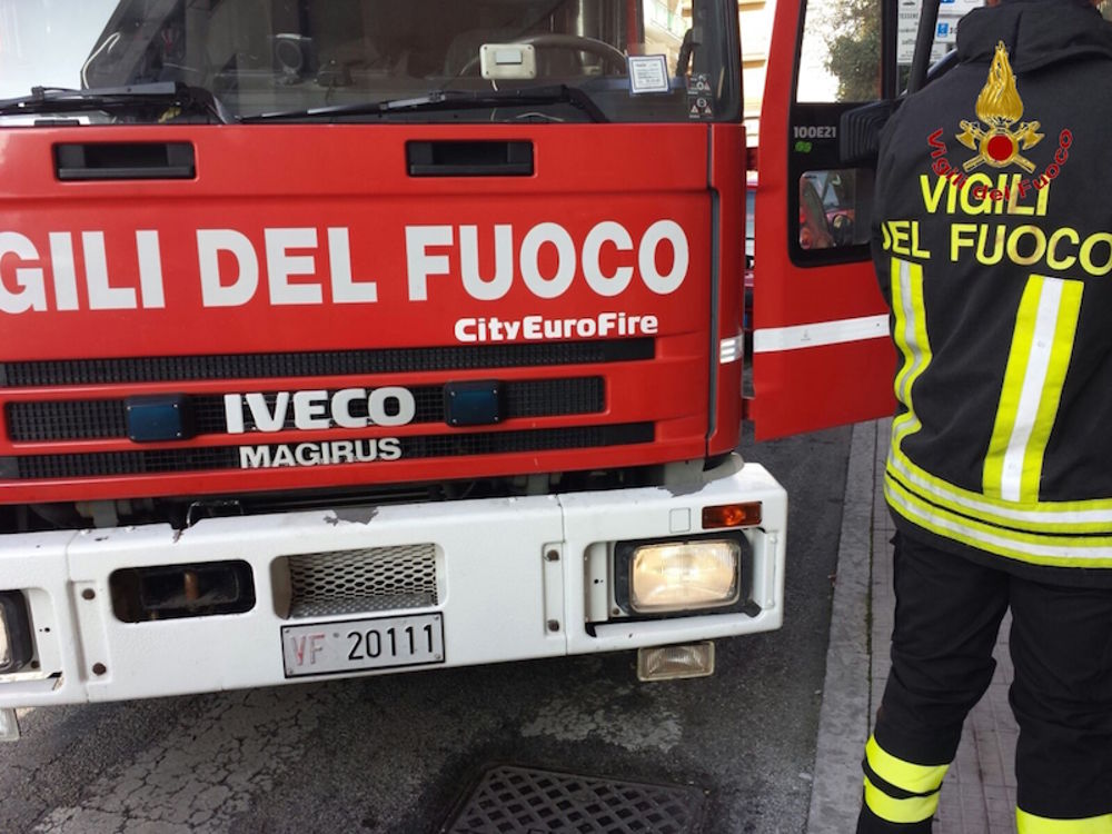 Toirano, auto in fiamme in via Mainer: conducente ricoverato al Santa Corona