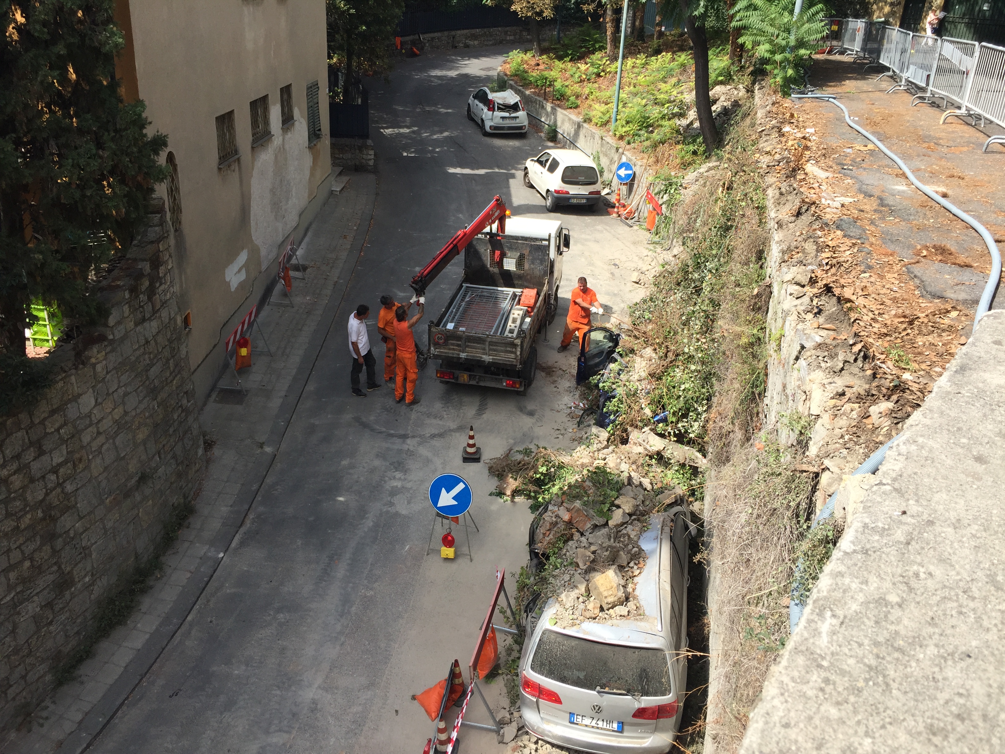 Albaro, auto distrutte sotto le macerie: 