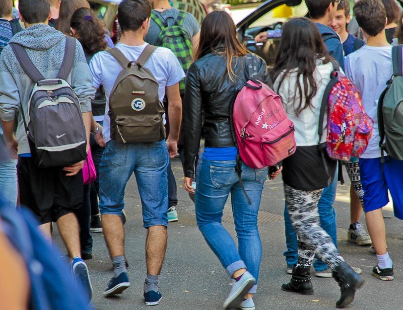 Nasconde l'hashish nell'astuccio di scuola, 15enne scoperto da un agente