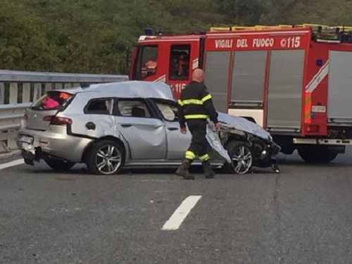 Incidente in A6, una vittima e due feriti. Madre e figlia scagliate fuori dall'auto