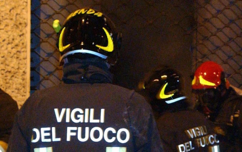 Giovane finisce fuori strada con l'auto, i pompieri lo estraggono dalle lamiere