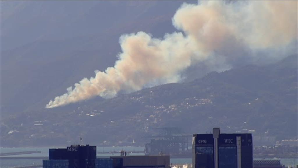 Incendio sulle alture di Vesima: case evacuate, soccorsi difficili