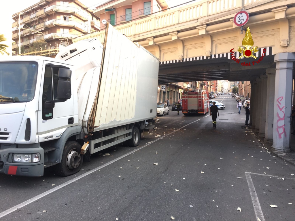 Autista prende male le misure, camion incastrato nel ponte della ferrovia: caos in via Isonzo