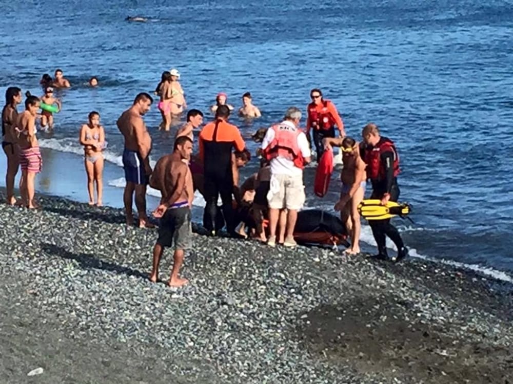 Quarto, arresto cardiaco in mare: bagnino salva un'anziana 