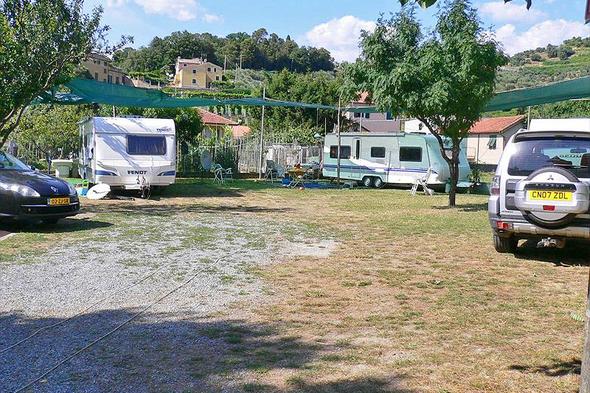 Furbetti del campeggio a Sestri, turisti scappano di notte senza pagare il conto