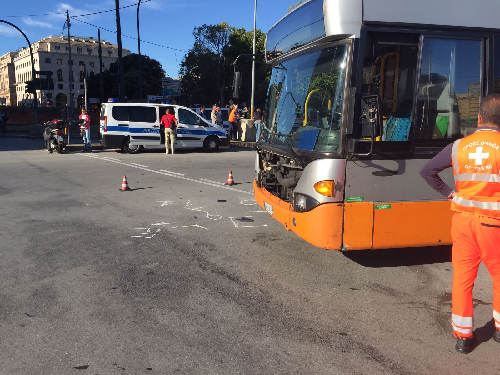 Genova, travolta e uccisa dal bus: l'autista aveva appena litigato con un motociclista