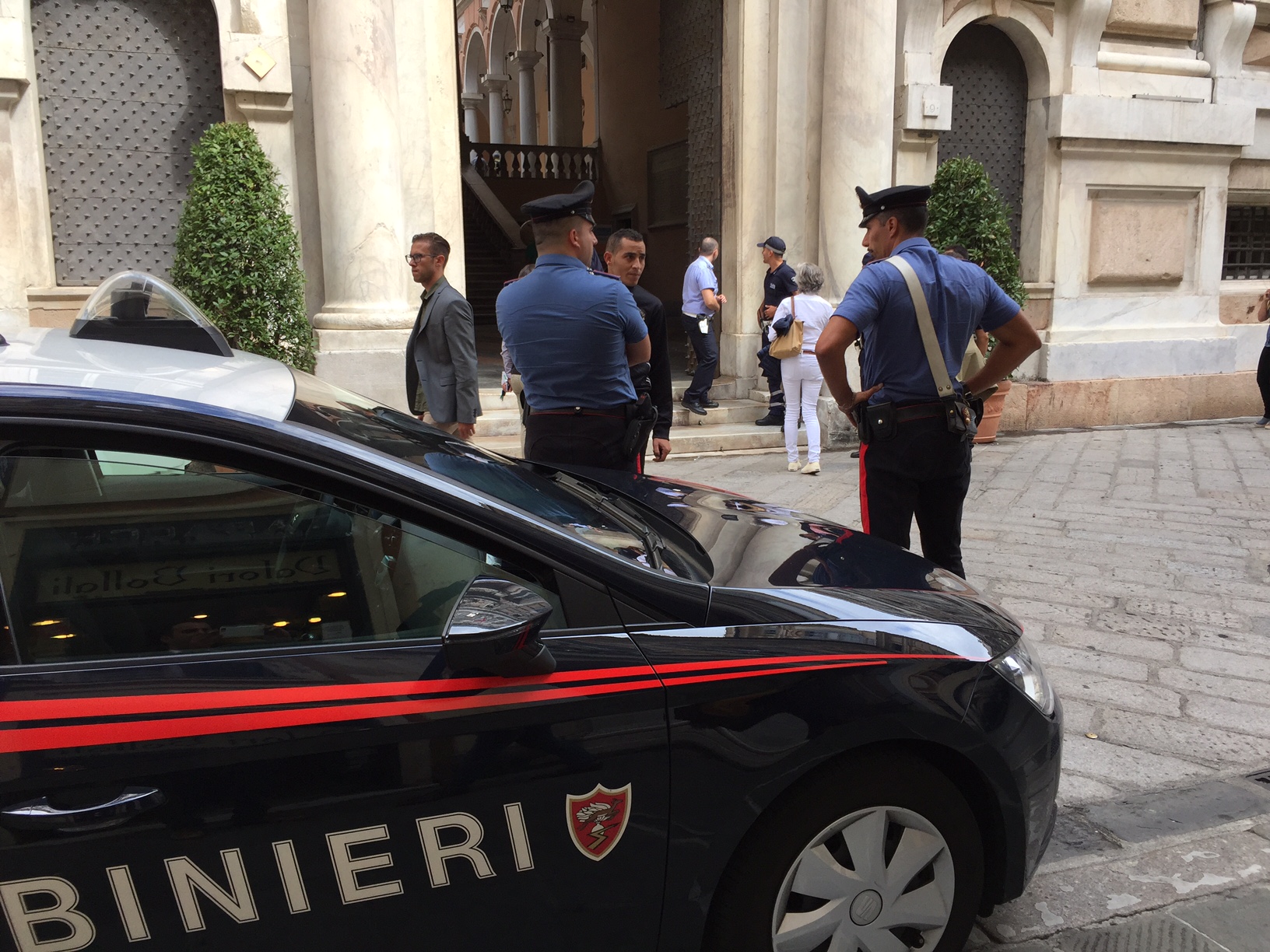 Telefonata anonima dalla cabina, allarme bomba a Palazzo Tursi