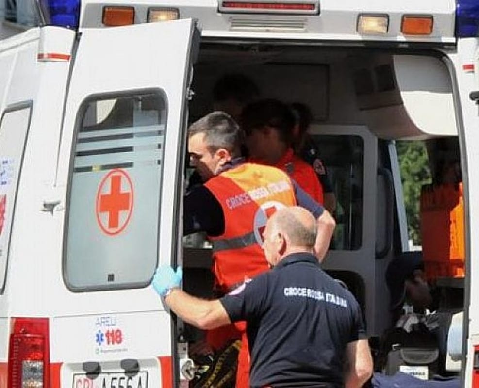 Scontro auto-scooter in piazza Marconi, donna incinta all'ospedale