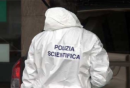 Cadavere in via Balestrazzi, la polizia Scientifica a Oregina