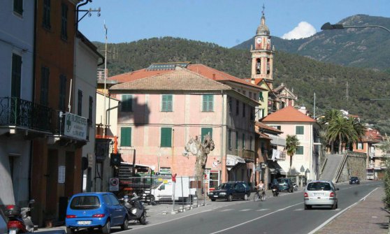 Auto ribaltata a Casarza Ligure, due persone coinvolte