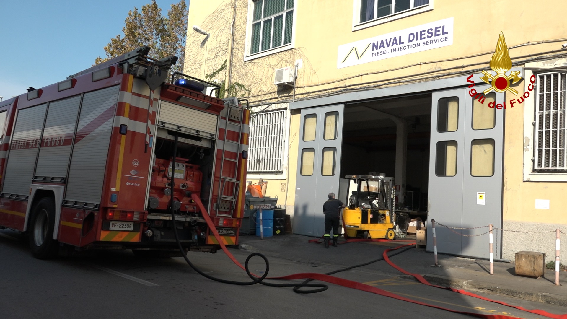 Prendono fuoco due bombole di ossigeno e acetilene, intervengono i vigili del fuoco 