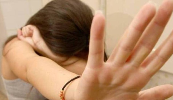 Violenta le figlie per 25 anni, sotto accusa anche la moglie