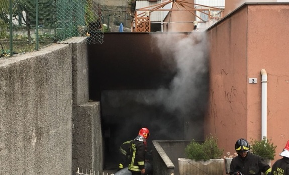 Borzoli, incendio all'interno di un box: grave ragazzo che riparava una moto