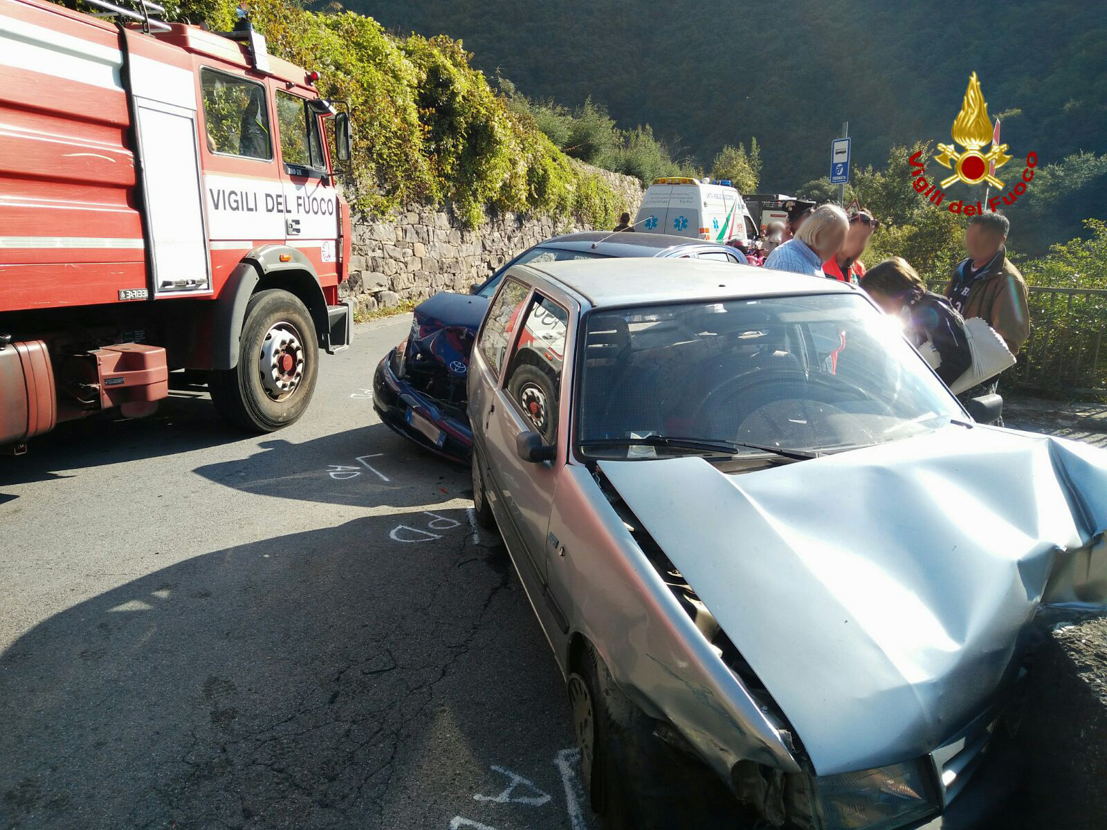 Badalucco, scontro tra due auto, un conducente rimane bloccato nell'auto: estratto dai vigili del fuoco