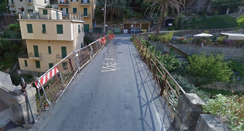 Sestri Ponente, cede passerella sul Rio Molinassi: uomo precipita per 8 metri