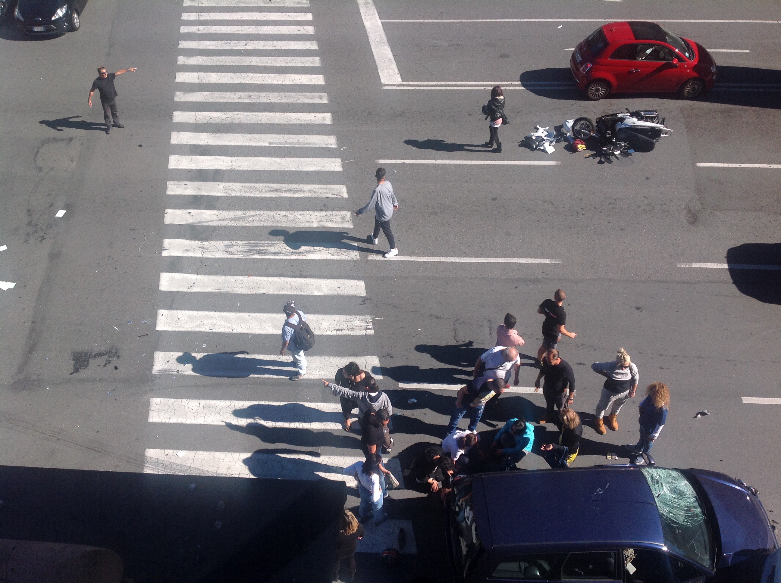 Scontro auto-moto in corso Torino: ferito un motociclista e coinvolti due minori