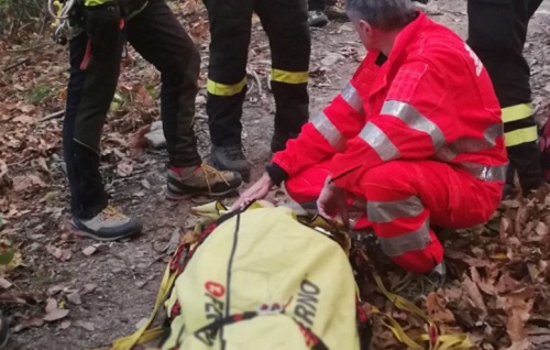 Casella, esce per funghi e si rompe una gamba: soccorsa una 40enne  