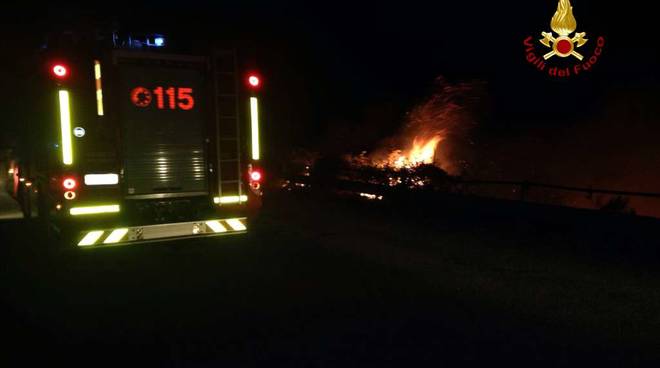 Piromane appicca tre incendi alle case popolari del Cep di Pra'