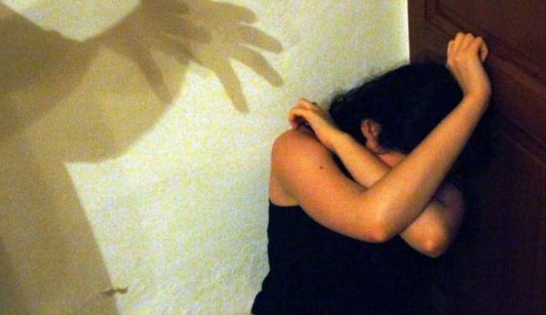 Drogata e stuprata dal padre: violentata tre volte in due giorni