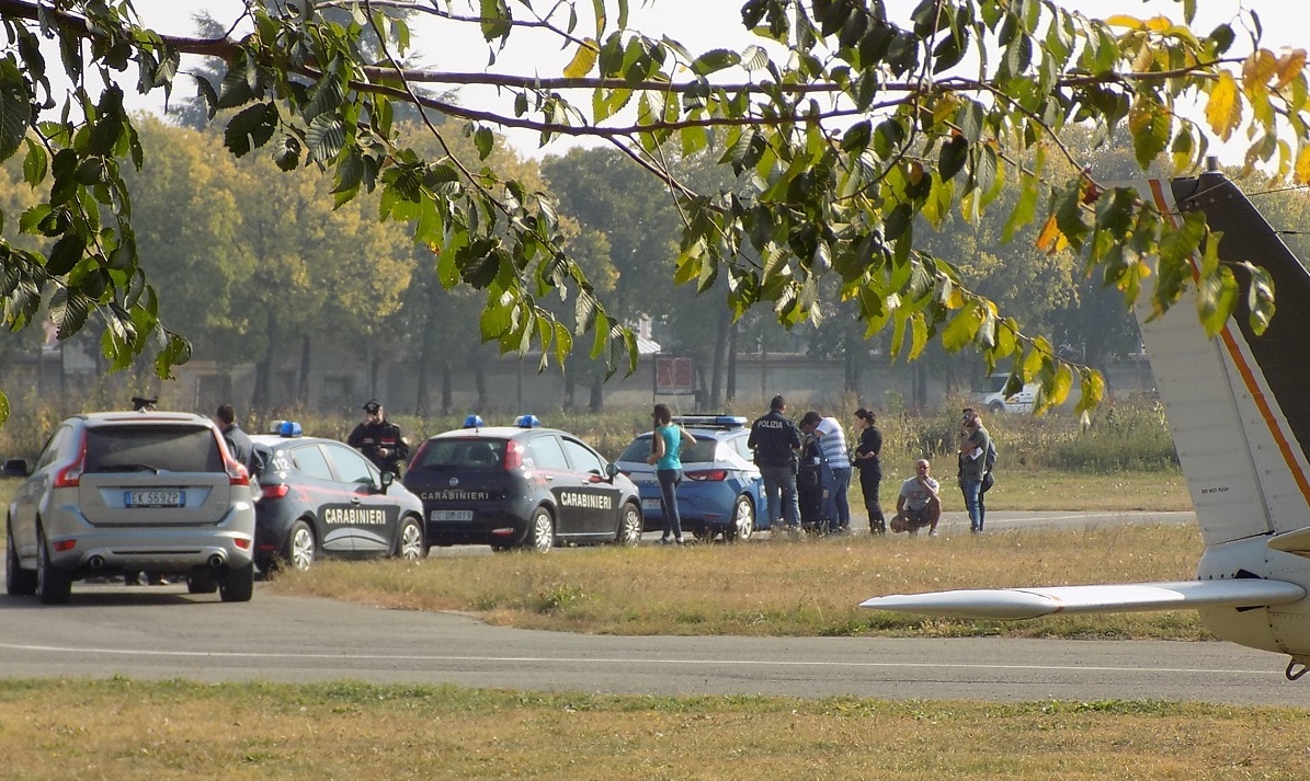 Paracadutista si schianta al suolo e muore a Vercelli: era un carabiniere in servizio a Genova 