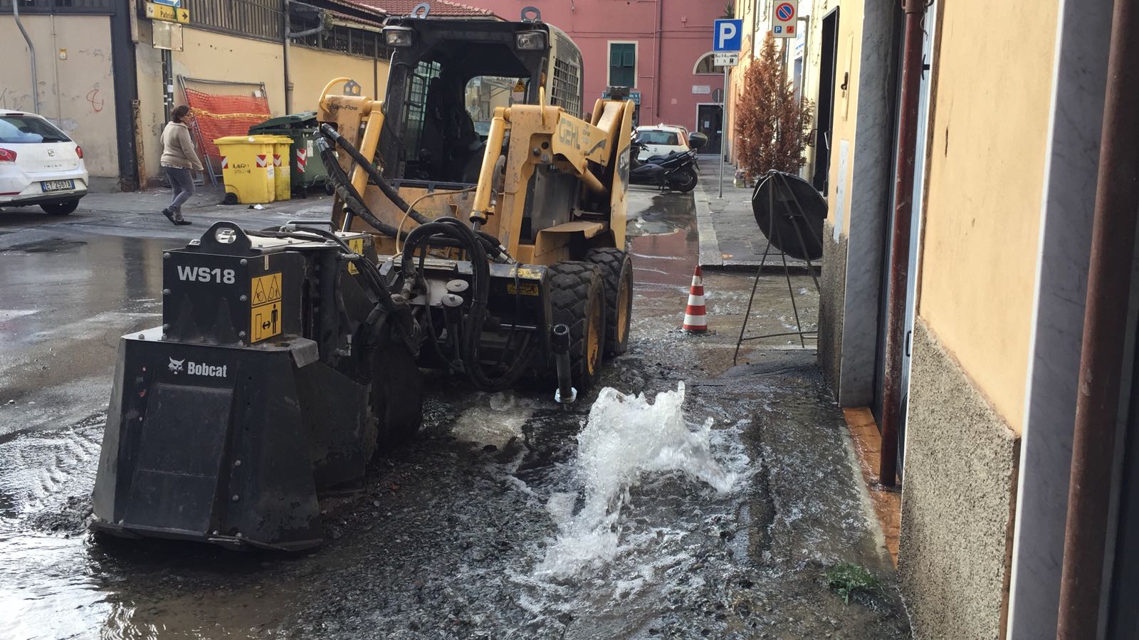 Lavori per la fibra ottica a Cornigliano, operai rompono tubatura dell'acqua