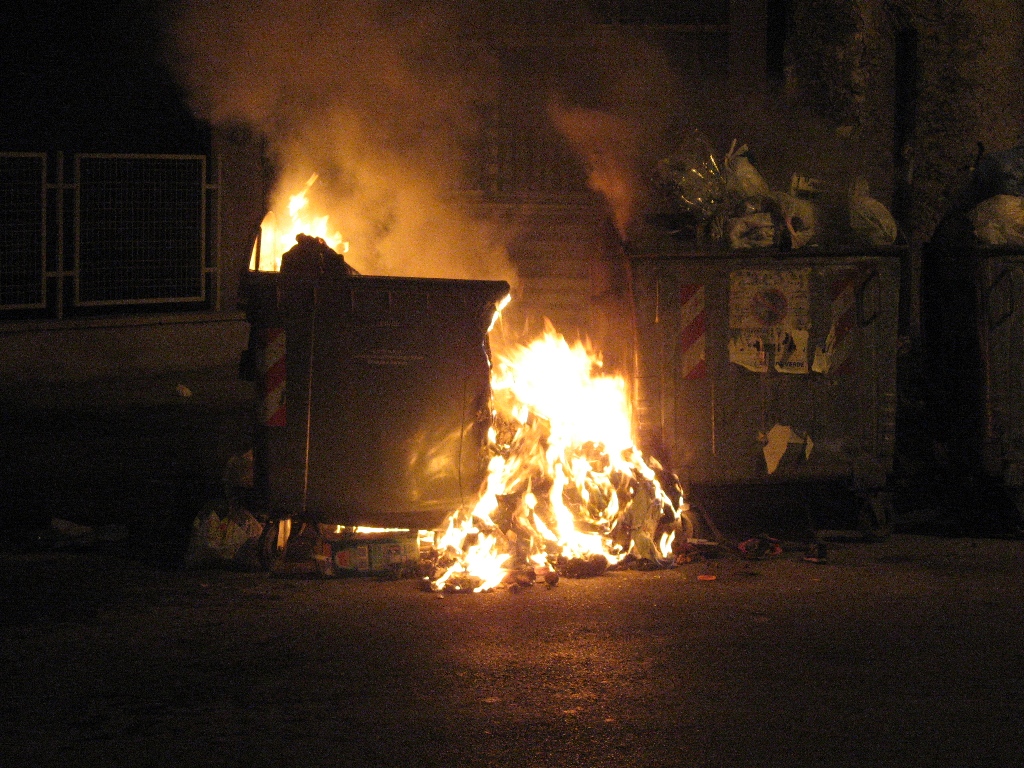 Quarto raid incendiario alla Foce, è caccia al piromane