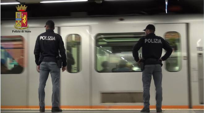 Controlli straordinari in metrò a Genova: agente aggredito da pusher nigeriano