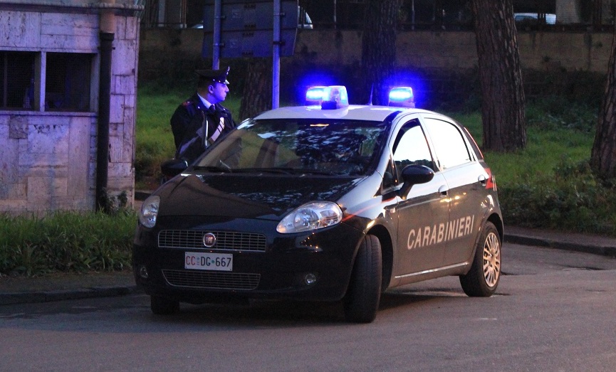 Nervi: pattuglia dei carabinieri durante inseguimento urta auto parcheggiata 