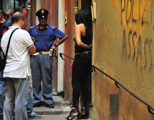 Sequestrati 900mila euro agli eredi del boss della prostituzione nei vicoli