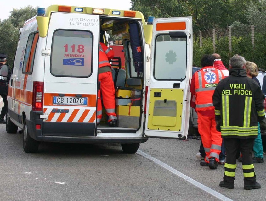 Investita da un'Apecar sulle strisce, spinge la carrozzina e salva la figlia