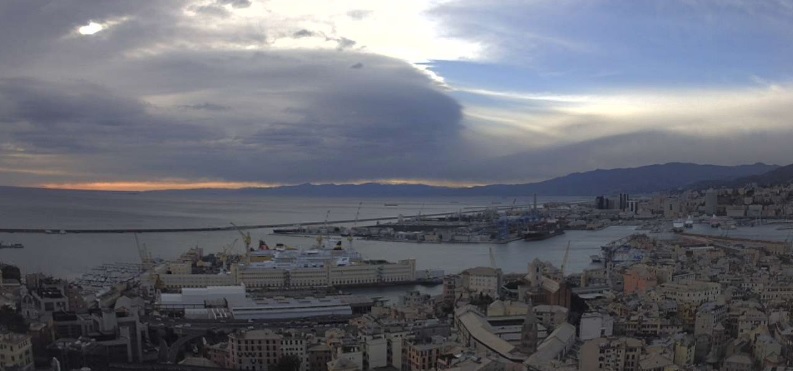 Vento, ancora burrasca per due giorni: confermati divieti e chiusure a Genova