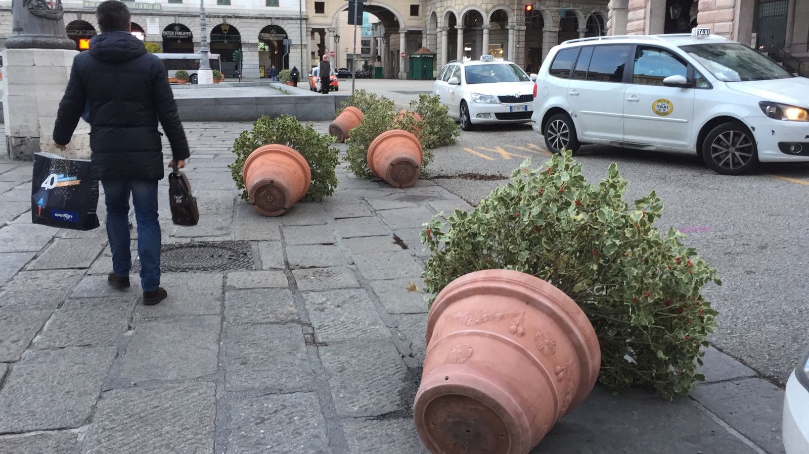 Decine di interventi nella notte dei vigili del fuoco per il vento, oggi Sopraelevata chiusa per motocicli e mezzi telonati 