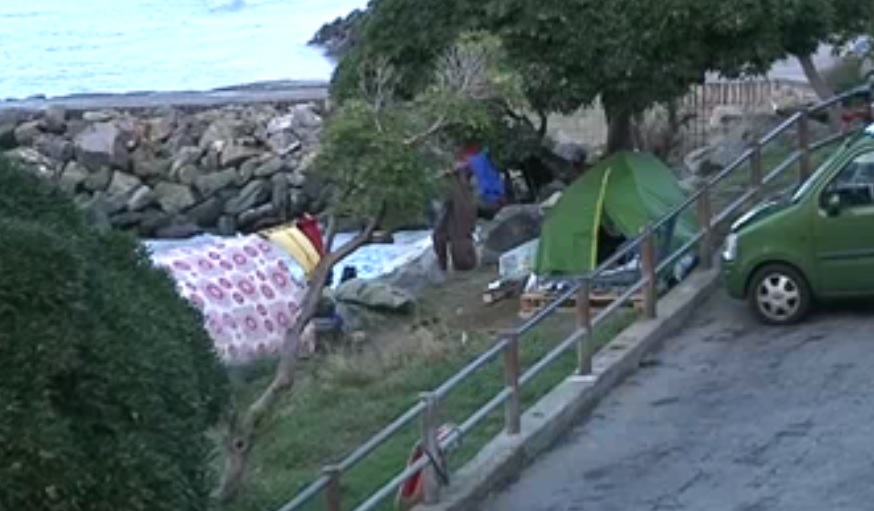 Accampamento abusivo alla Foce vicino ai Giardini Govi 