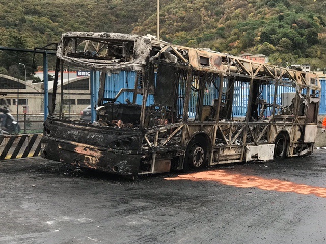 Ennesimo bus Amt in fiamme, è accaduto nella rimessa delle Gavette 