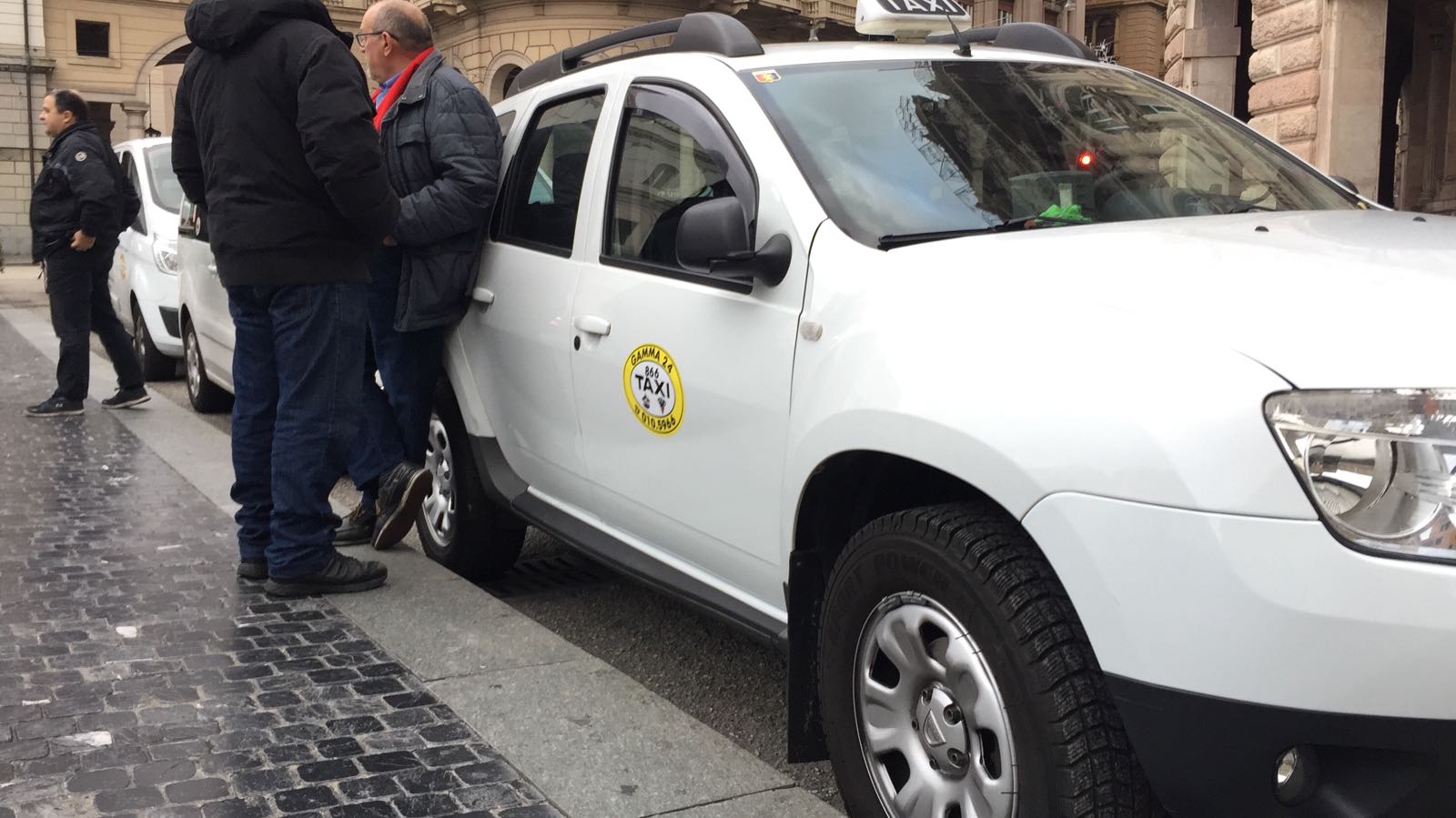 Genova, sciopero e protesta dei tassisti: 