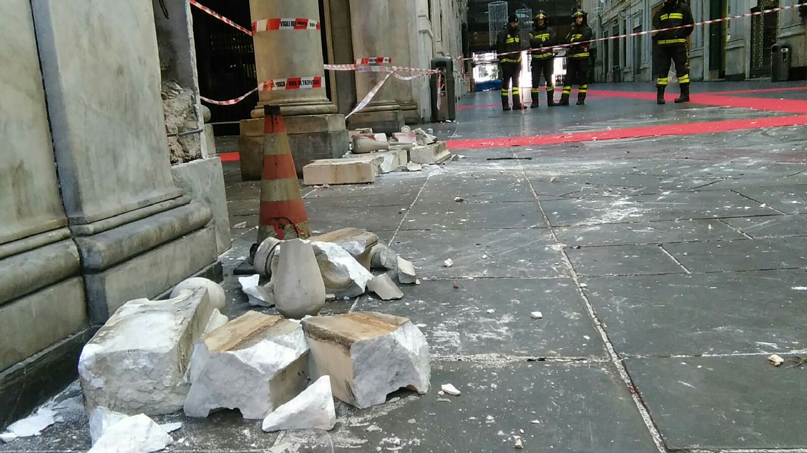 Crolla balaustra in Galleria Mazzini: paura e tanti danni ma nessun ferito