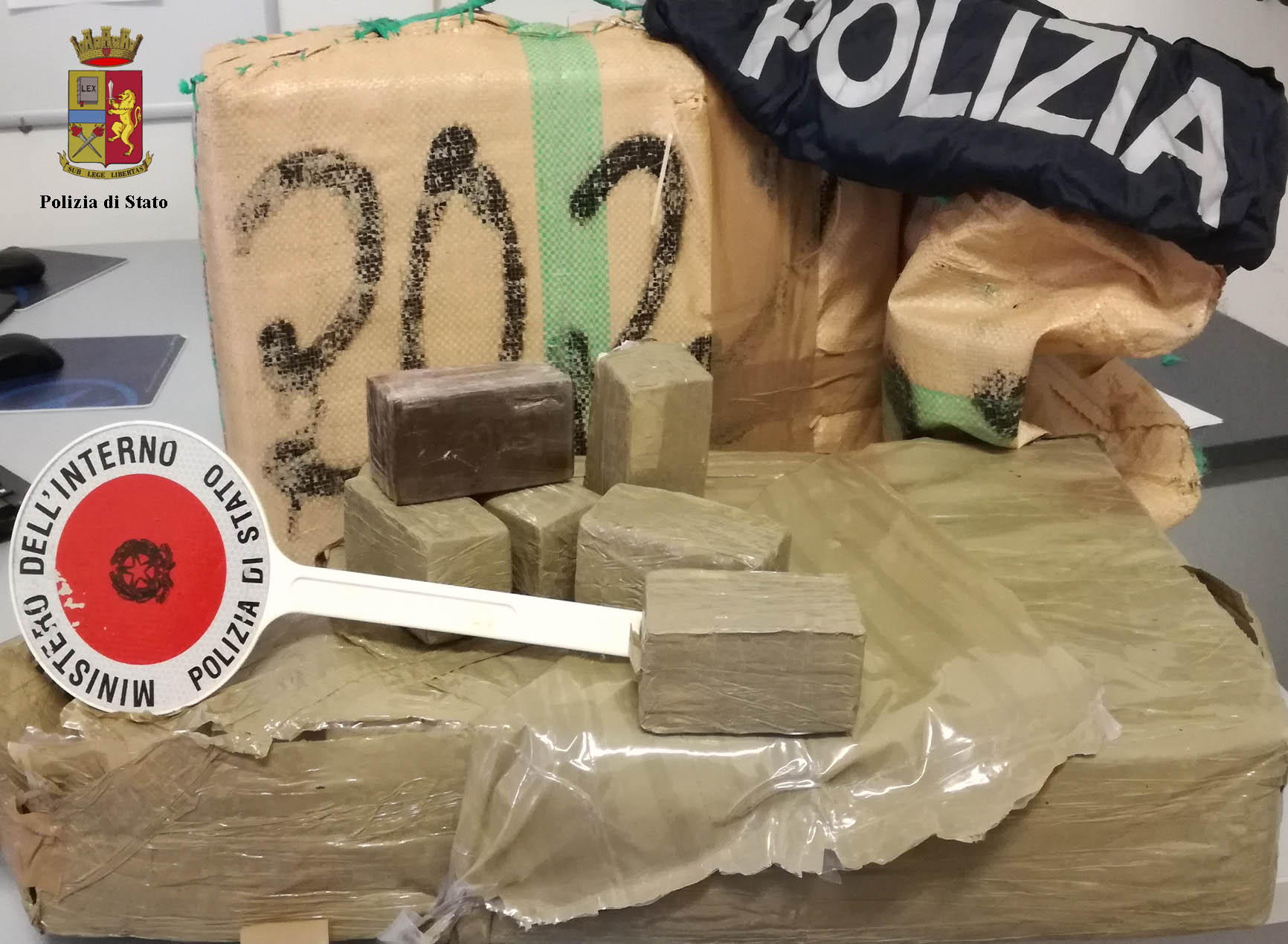 Sessanta chili di hashish per Natale e Capodanno, in manette una coppia di genovesi 