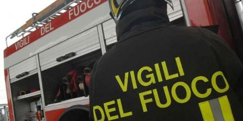 Donna perde controllo della Smart e finisce nella fascia sottostante, ferita lievemente