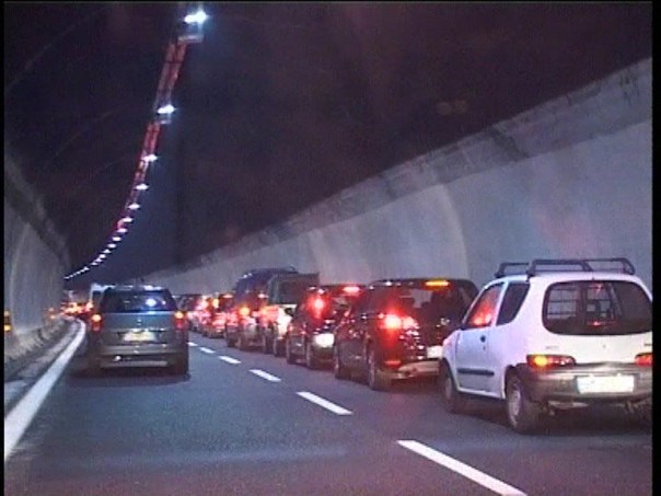 Autostrada A7, auto si ribalta tra Busalla e Ronco Scrivia