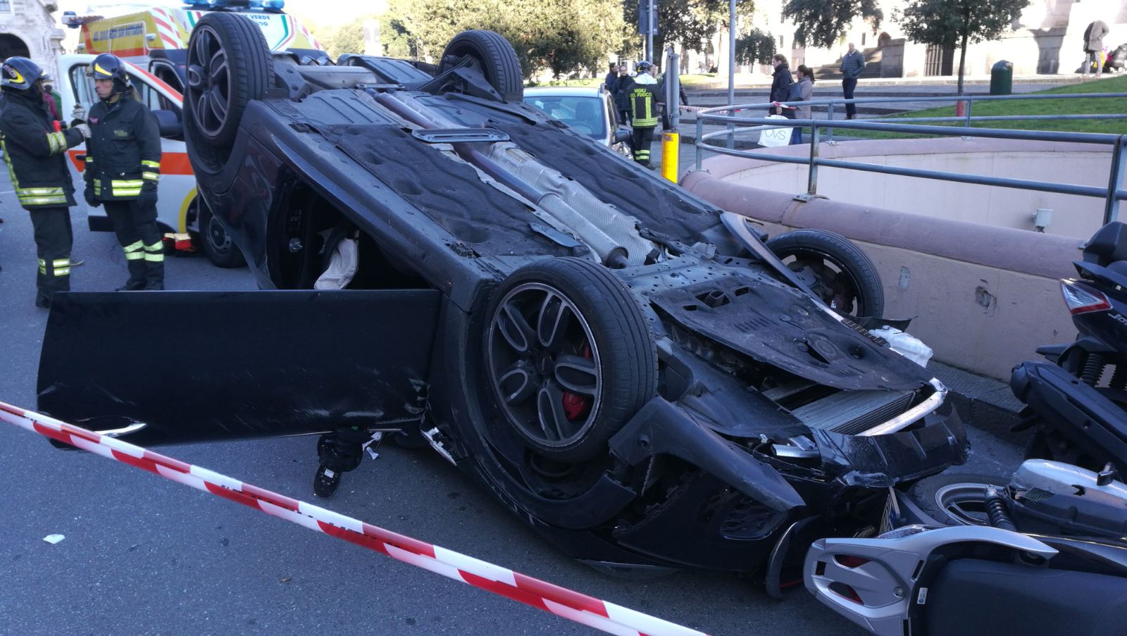 Auto si ribalta in piazza della Vittoria: schianto nel parcheggio, un ferito