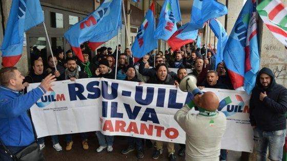 Ilva, sale la tensione: protesta dei lavoratori contro il ricorso di Emiliano 