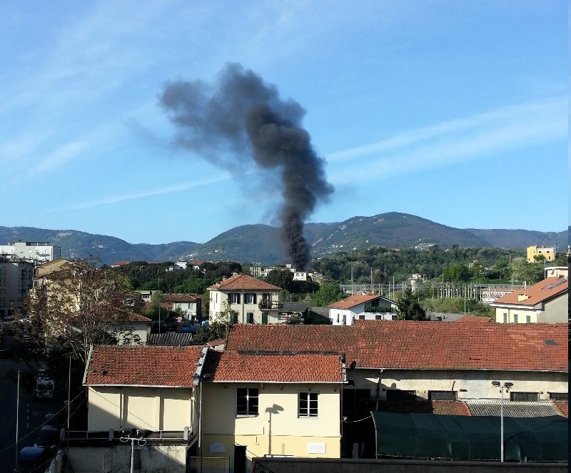 Colonna di fumo nero si alza da giardino privato, tante segnalazioni ma niente di grave