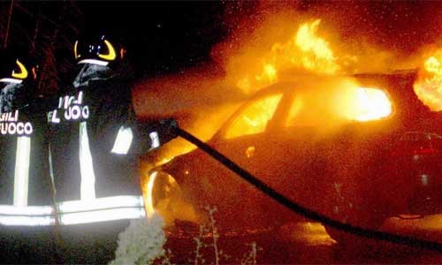 Pegli, incendio sul lungomare: in fiamme quattro auto e due cassonetti